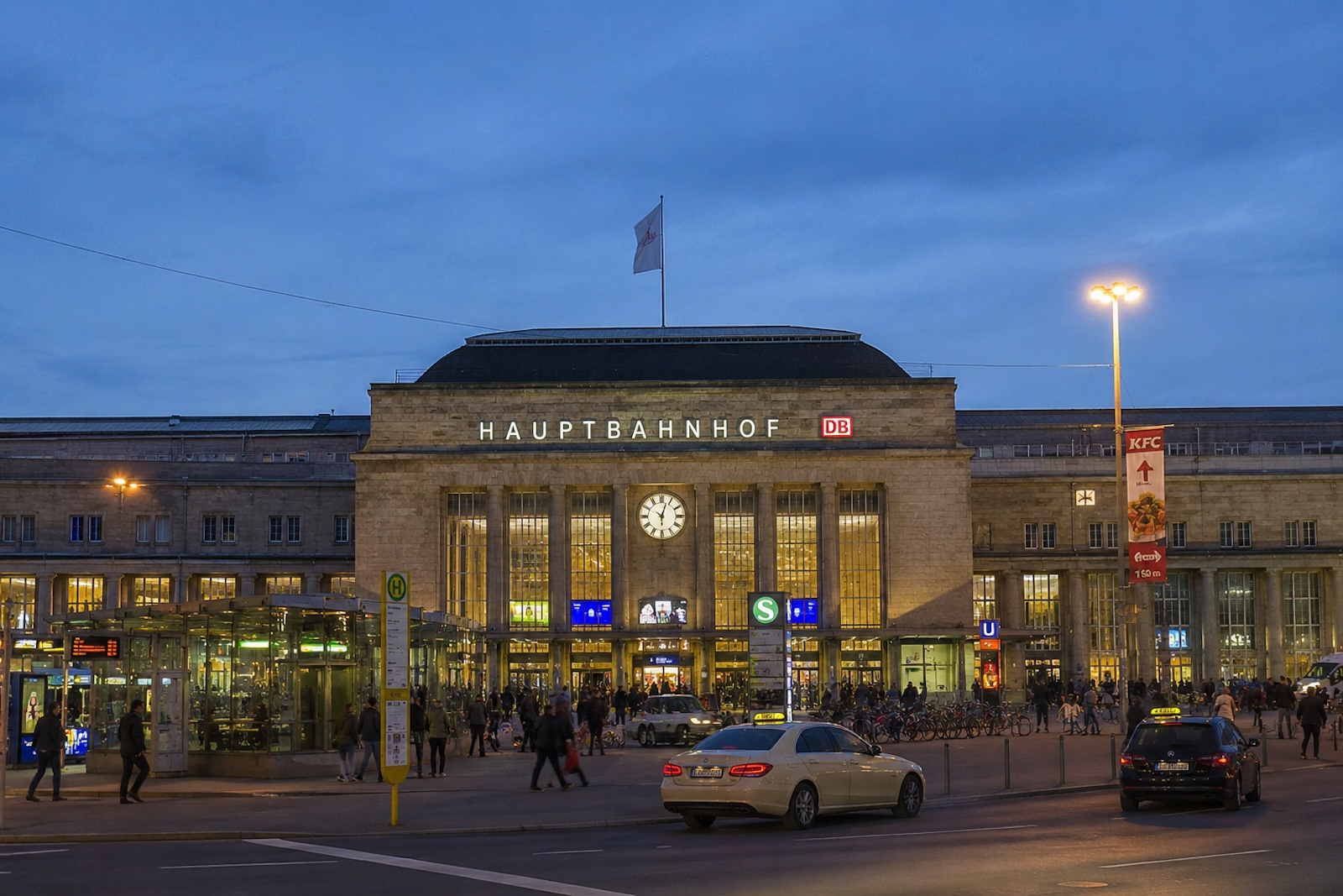 Stuttgart Hauptbahnhof am Abend