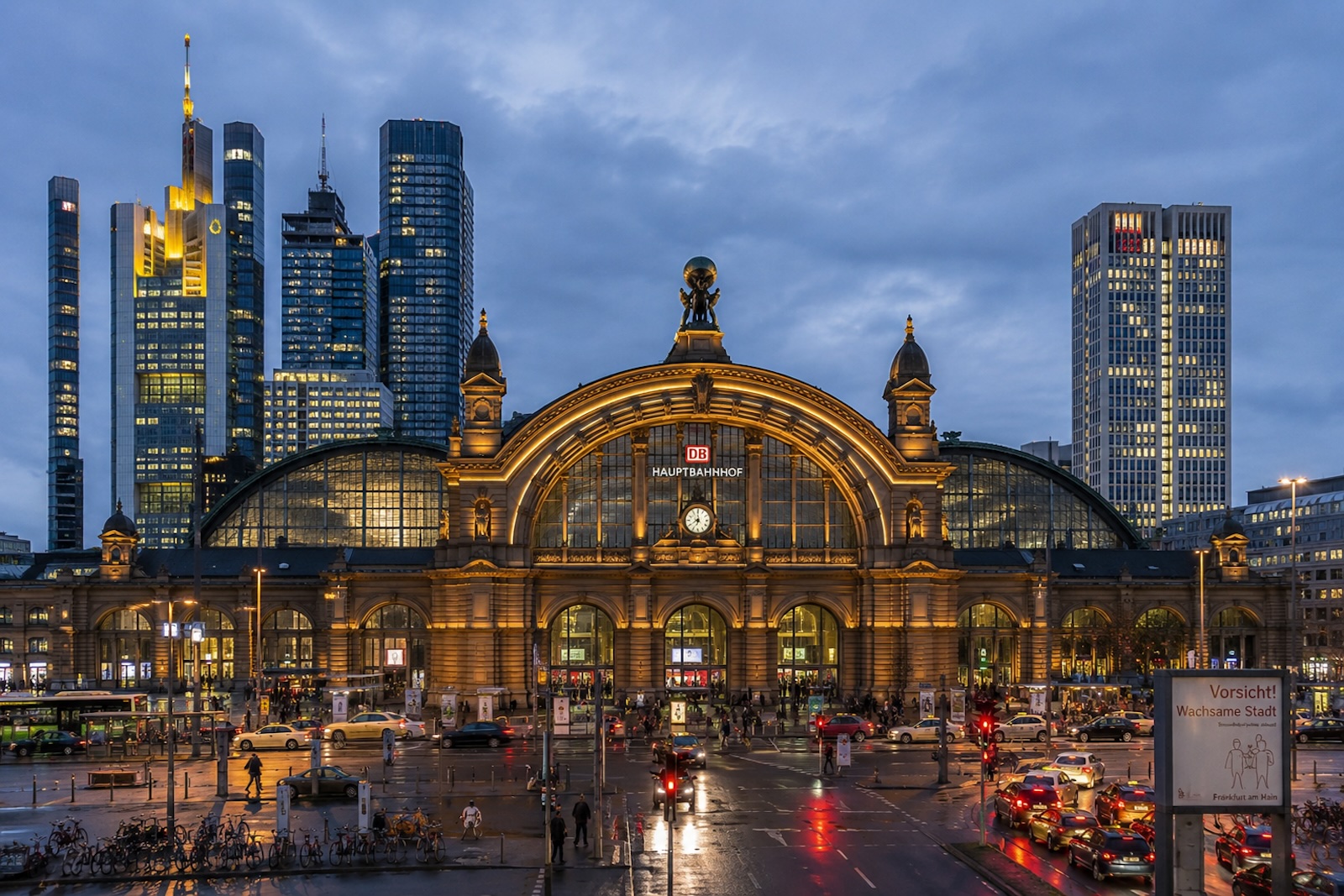 Frankfurt Hauptbahnhof am Abend
